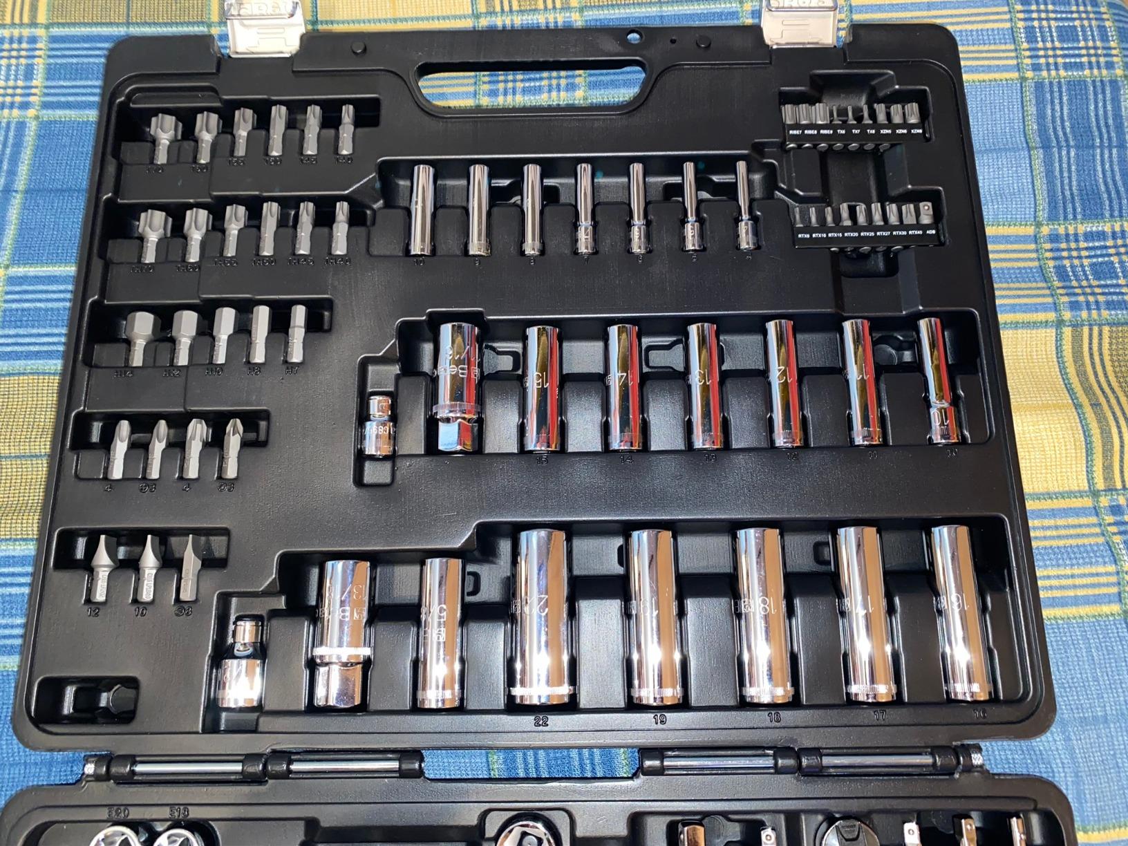 Très complet, coffret un peu lourd
